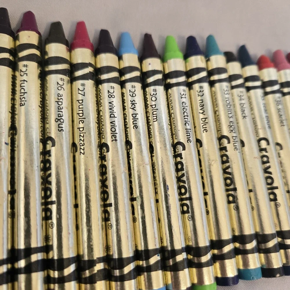 Vintage CRAYOLA America's Favorite Top 50 Crayons Special Edition 2001 Screw Top